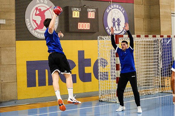Giocatori di pallamano in allenamento